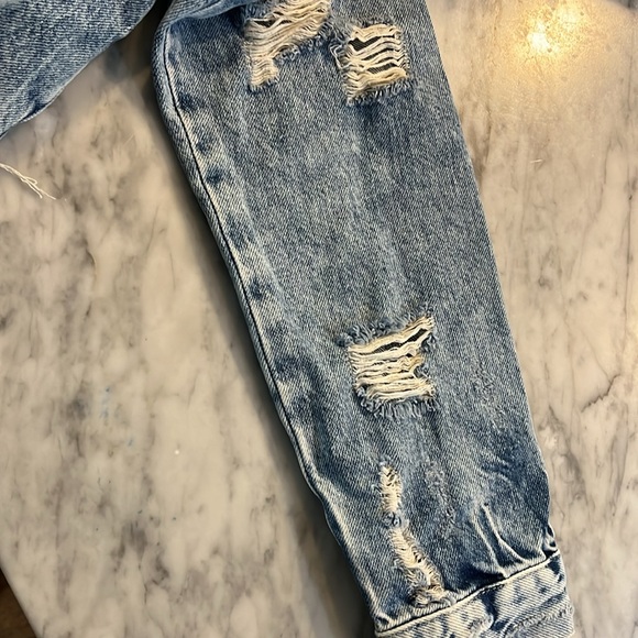 Never worn forever 21 distressed cropped jean jacket - Picture 8 of 9